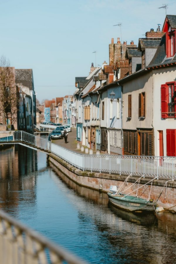 Canal du quartier Saint-Leu à Amiens bordé de maisons colorées et d’un petit bateau amarré au calme