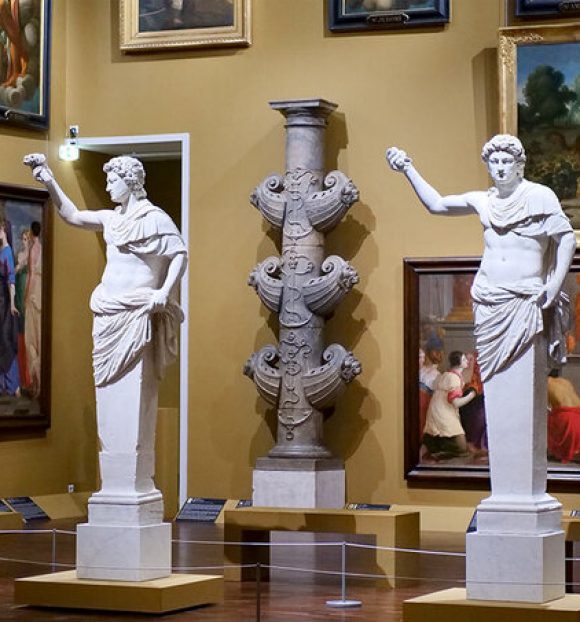 Salle du Musée des Beaux-Arts d’Orléans présentant des sculptures antiques et des tableaux classiques accrochés aux murs