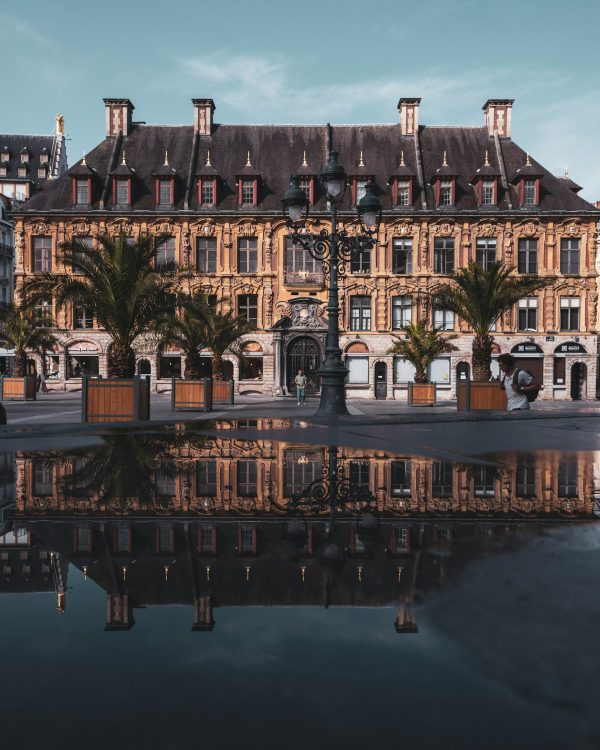 Place du Théâtre à Lille avec la Vieille Bourse, façades historiques reflétées dans un bassin, ambiance urbaine et patrimoniale