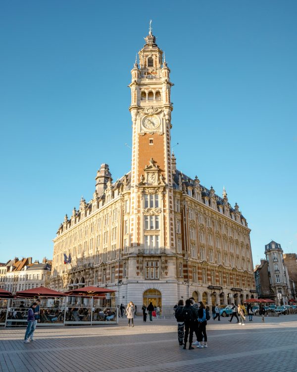 Vieille Bourse de Lille sur la Grand-Place, bâtiment historique à l’architecture flamande sous un ciel bleu