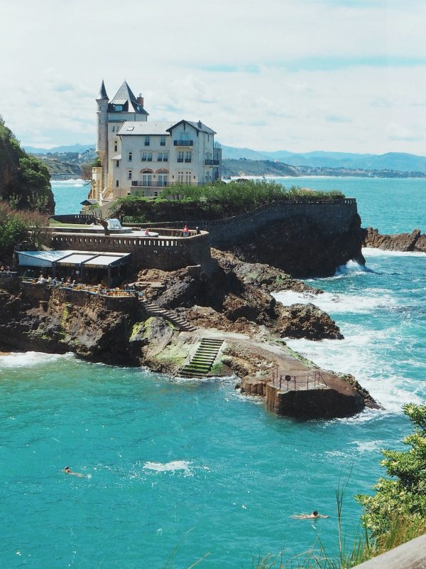 Rocher de la Vierge à Biarritz avec passerelle et océan Atlantique, site emblématique de la côte basque