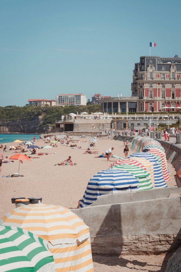 Grande Plage de Biarritz avec parasols colorés et baigneurs, station balnéaire du Pays basque en été