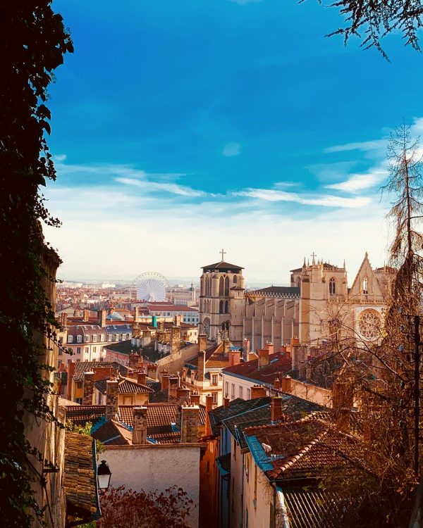 Vue sur le Vieux Lyon avec la cathédrale Saint-Jean-Baptiste, toits anciens et ruelles historiques sous un ciel bleu lumineux