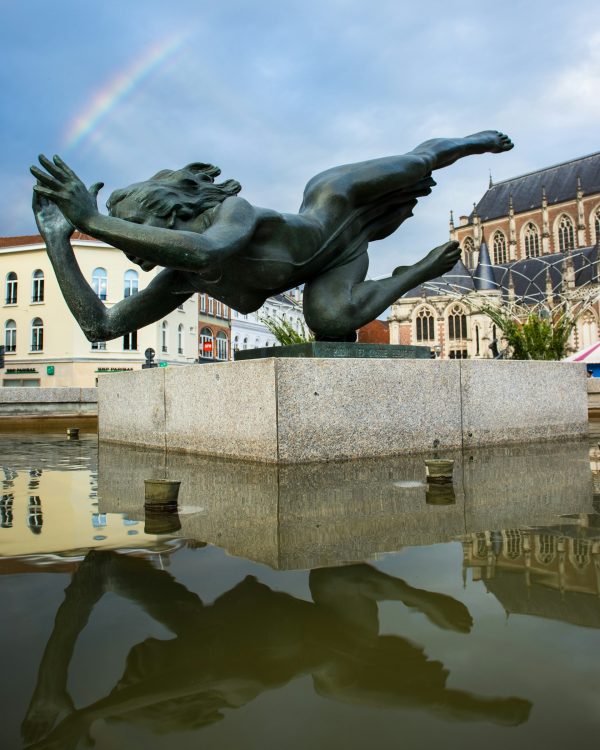 Fontaine de la place de la République à Lille avec sculpture et reflet dans l’eau, Palais des Beaux-Arts en arrière-plan